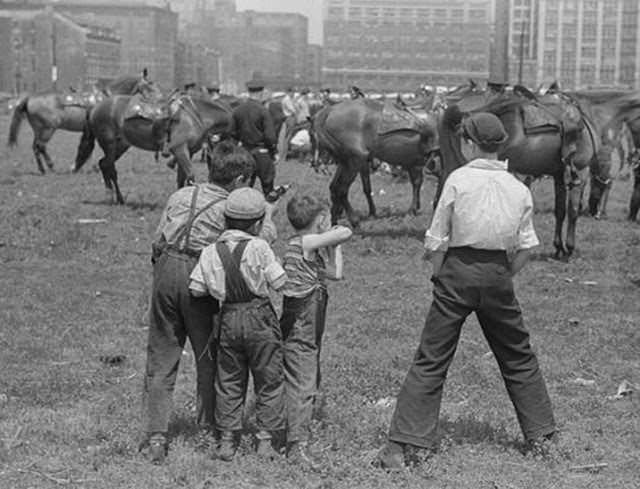 Chicago During WWII: Daily Life Captured in Powerful Vintage Photos