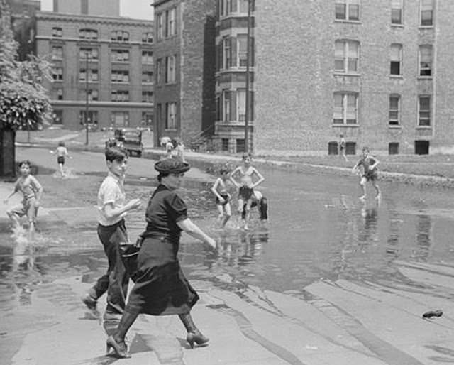 Chicago During WWII: Daily Life Captured in Powerful Vintage Photos