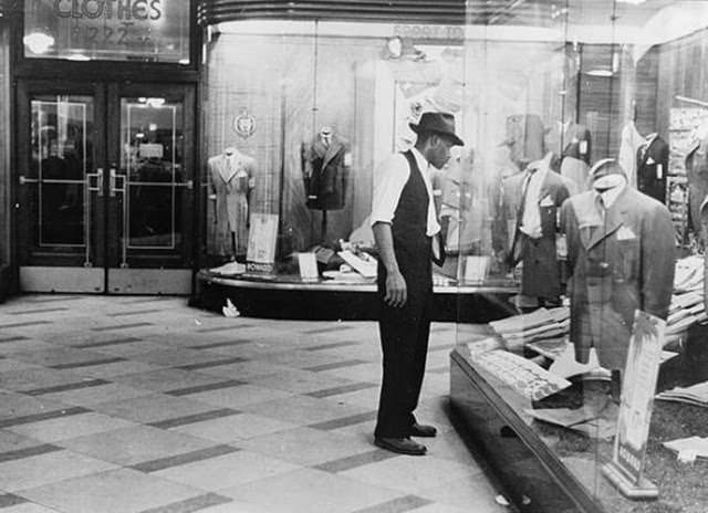 Chicago During WWII: Daily Life Captured in Powerful Vintage Photos