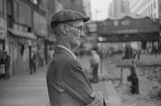 Chicago During WWII: Daily Life Captured in Powerful Vintage Photos