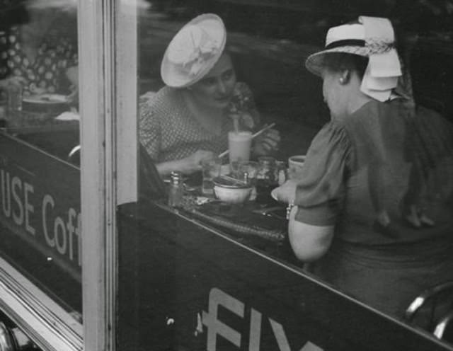 Chicago During WWII: Daily Life Captured in Powerful Vintage Photos