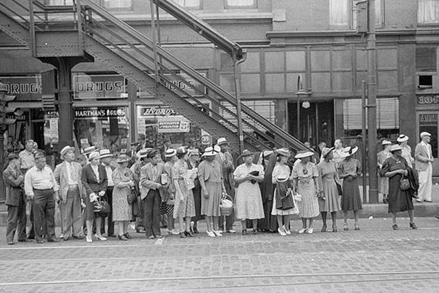 Chicago During WWII: Daily Life Captured in Powerful Vintage Photos