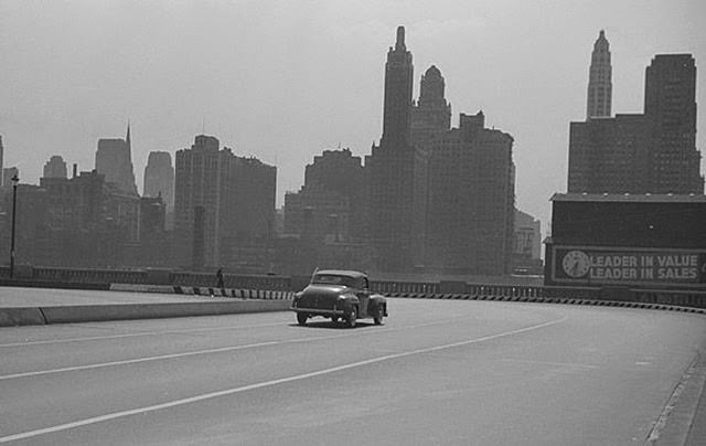 Chicago During WWII: Daily Life Captured in Powerful Vintage Photos