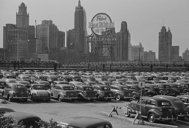 Chicago During WWII: Daily Life Captured in Powerful Vintage Photos