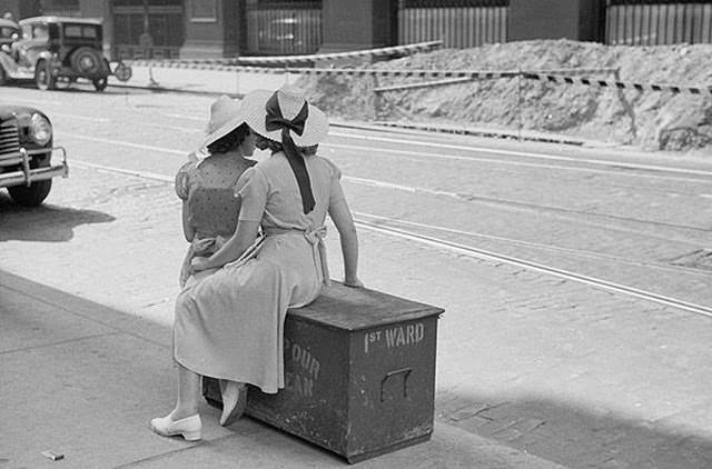 Chicago During WWII: Daily Life Captured in Powerful Vintage Photos