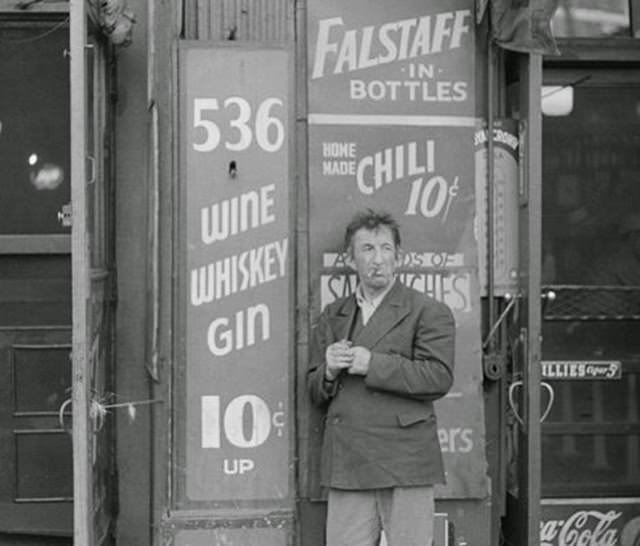 Chicago During WWII: Daily Life Captured in Powerful Vintage Photos