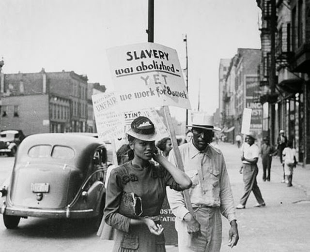 Chicago During WWII: Daily Life Captured in Powerful Vintage Photos