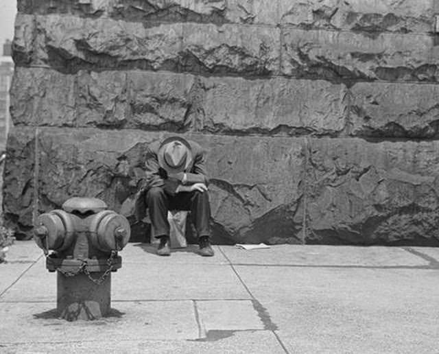 Chicago During WWII: Daily Life Captured in Powerful Vintage Photos