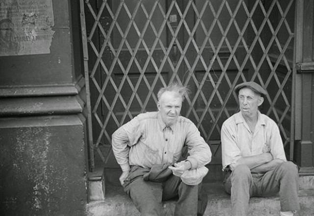 Chicago During WWII: Daily Life Captured in Powerful Vintage Photos