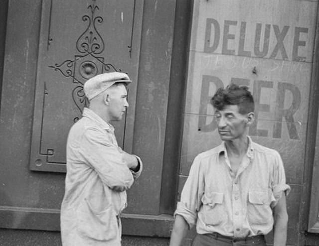 Chicago During WWII: Daily Life Captured in Powerful Vintage Photos