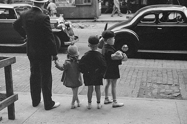 Chicago During WWII: Daily Life Captured in Powerful Vintage Photos