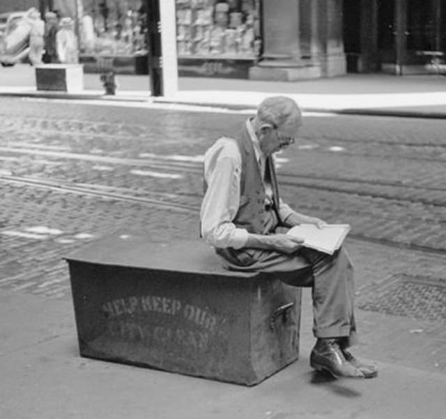 Chicago During WWII: Daily Life Captured in Powerful Vintage Photos