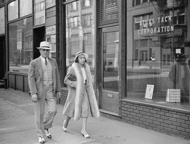 Chicago During WWII: Daily Life Captured in Powerful Vintage Photos