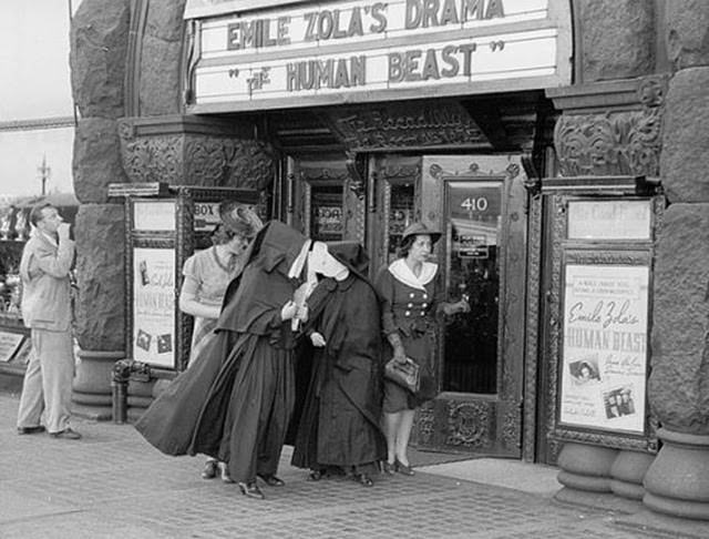 Chicago During WWII: Daily Life Captured in Powerful Vintage Photos