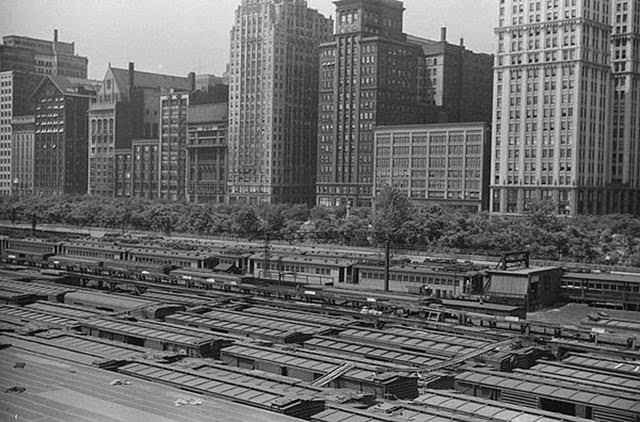 Chicago During WWII: Daily Life Captured in Powerful Vintage Photos
