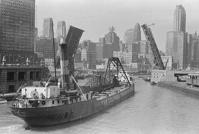Chicago During WWII: Daily Life Captured in Powerful Vintage Photos