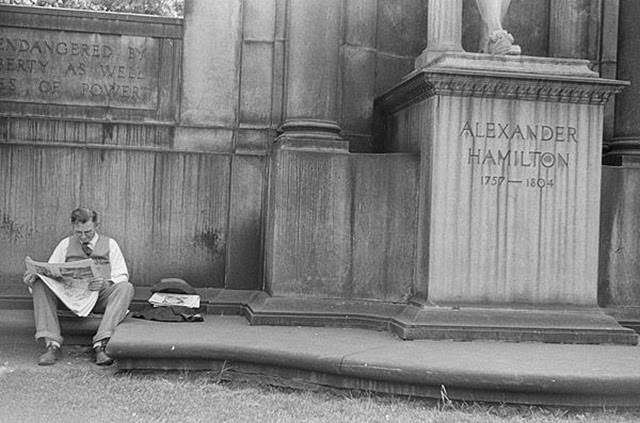 Chicago During WWII: Daily Life Captured in Powerful Vintage Photos