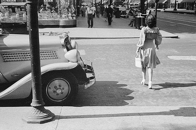 Chicago During WWII: Daily Life Captured in Powerful Vintage Photos
