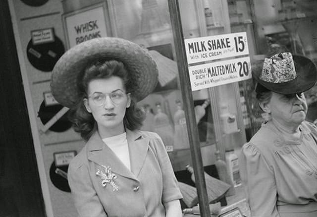 Chicago During WWII: Daily Life Captured in Powerful Vintage Photos