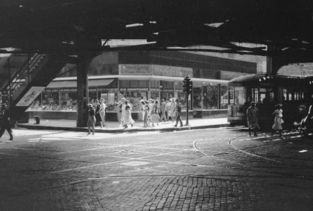 Chicago During WWII: Daily Life Captured in Powerful Vintage Photos