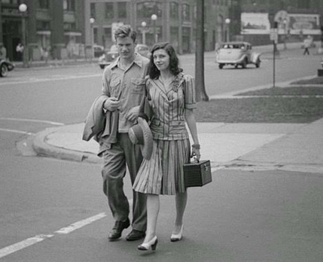 Chicago During WWII: Daily Life Captured in Powerful Vintage Photos