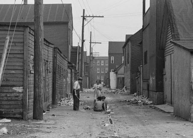 Chicago During WWII: Daily Life Captured in Powerful Vintage Photos