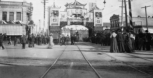Arch in Vancouver’s Chinatown to celebrate the visit of the Duke and Duchess of Cornwall and York, 1901.