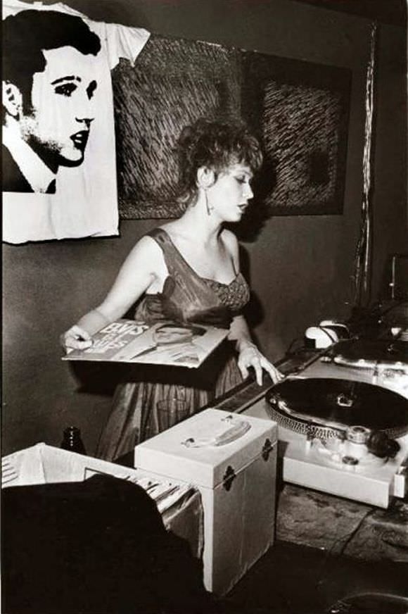 Ann spinning the cocktail mix du noir