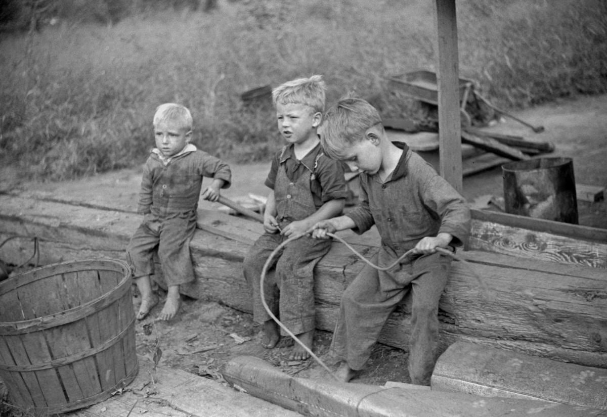 Children of riverboat family