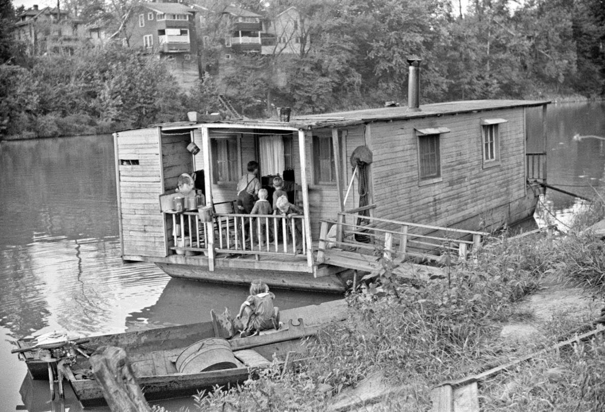 Many families live on riverboats