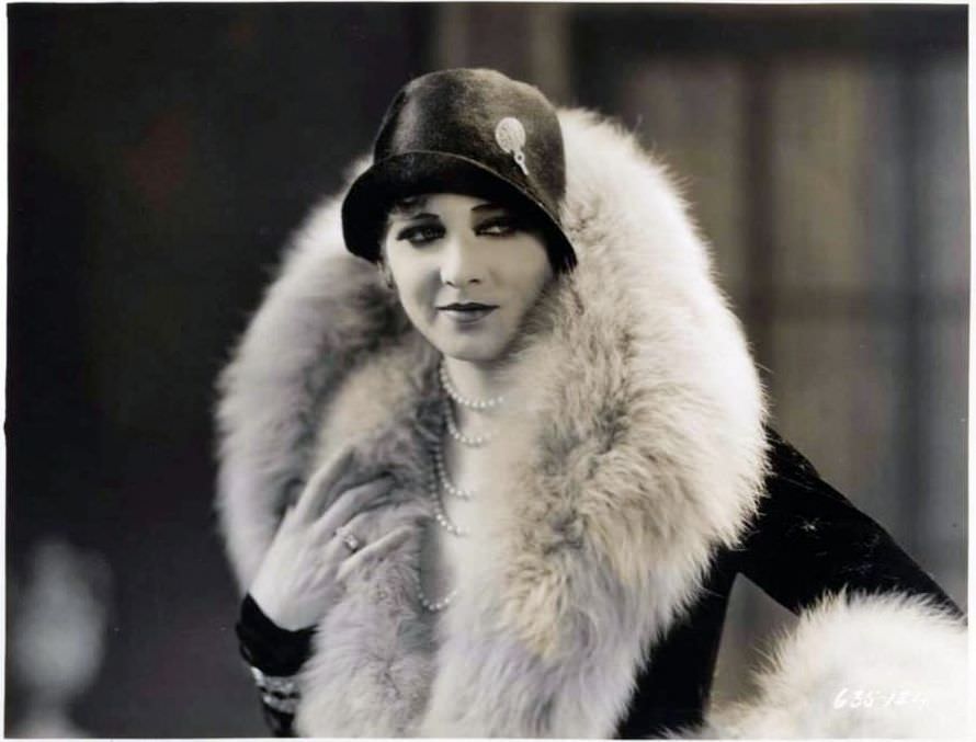 Dorothy Arzner in 1927: Silent Movie Fashion for Women in Stunning Photos