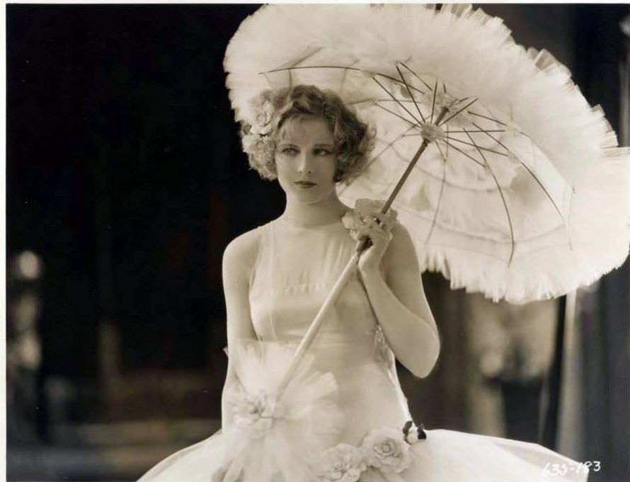 Dorothy Arzner in 1927: Silent Movie Fashion for Women in Stunning Photos