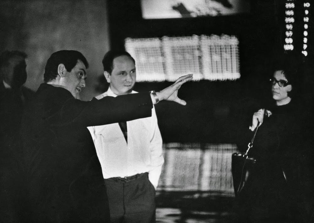 Kubrick shares his vision with camera operator Kelvin Pike and the director’s wife Christiane Kubrick. Kubrick married Christiane after casting her as the German singer in the moving finale of Paths of Glory (1957).