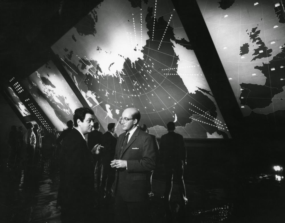 A leisurely moment between takes with Kubrick chatting to Peter Sellers (in the guise of President Muffley).