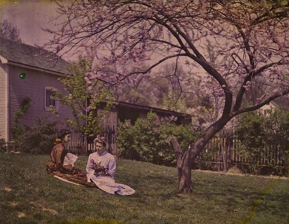 Women under a tree, 1915