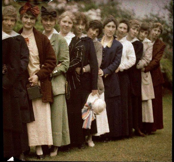 Row of young women, 1907s
