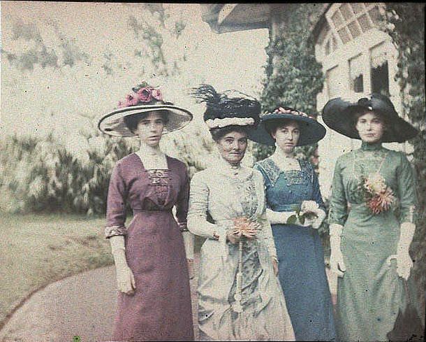 Sisters in Killara, Australia, 1909