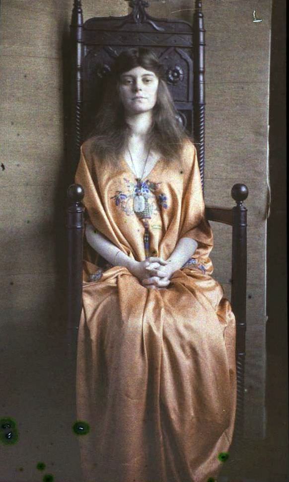Woman in a throne, 1915