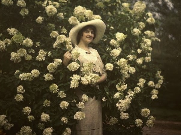 Woman and flowers, 1915