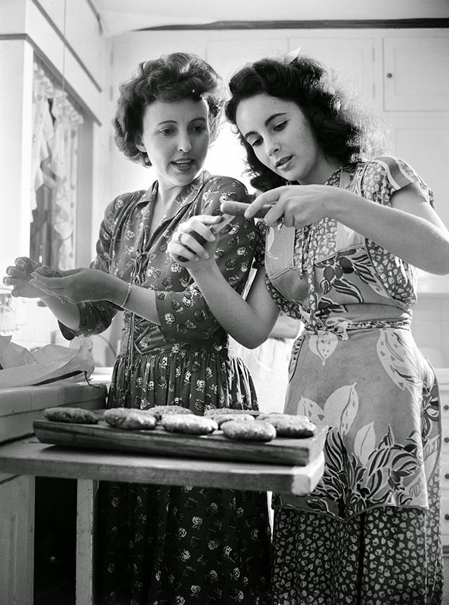 With her mother, at home in Los Angeles, 1947.
