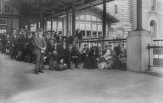 Immigrants awaiting examination at Ellis Island, 1907s