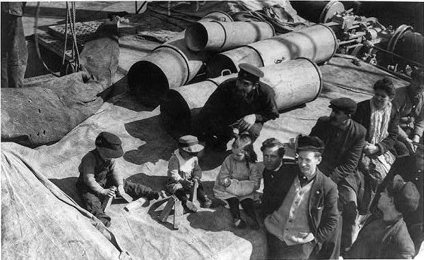 Steerage children at play on the Friedrich der Grosse, 1910