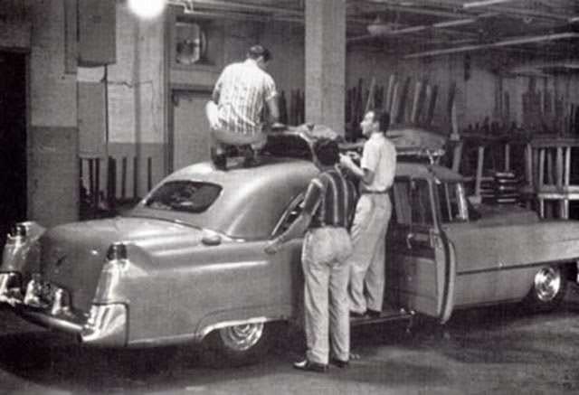 Scotty Moore and the Jordanaires loading a car for their next performance, 1956