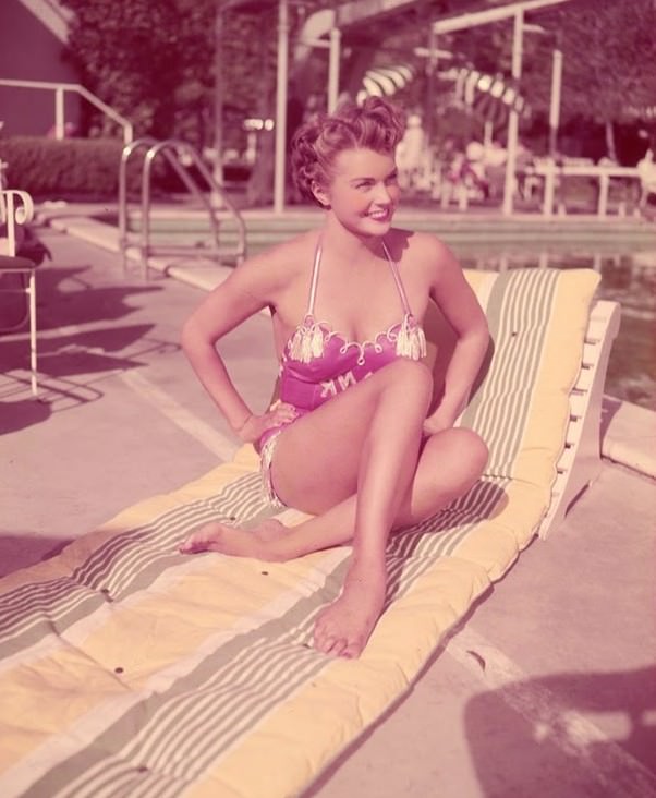 Glamorous Swimsuit Images of Esther Williams Captured in the 1940s and 1950s