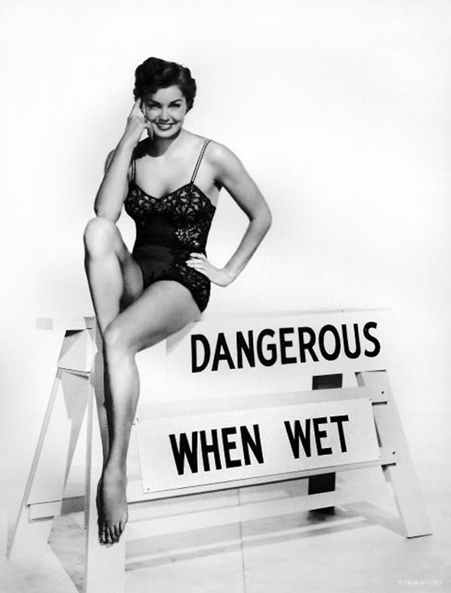 Glamorous Swimsuit Images of Esther Williams Captured in the 1940s and 1950s