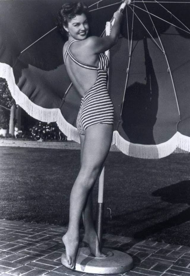 Glamorous Swimsuit Images of Esther Williams Captured in the 1940s and 1950s