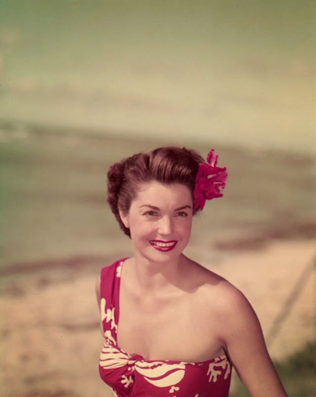 Glamorous Swimsuit Images of Esther Williams Captured in the 1940s and 1950s