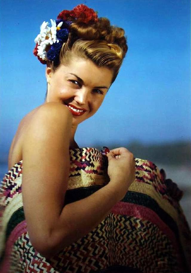 Glamorous Swimsuit Images of Esther Williams Captured in the 1940s and 1950s