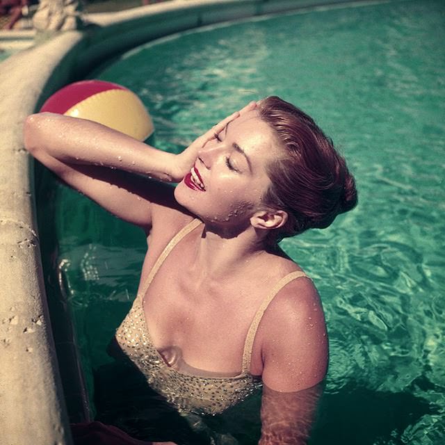 Glamorous Swimsuit Images of Esther Williams Captured in the 1940s and 1950s