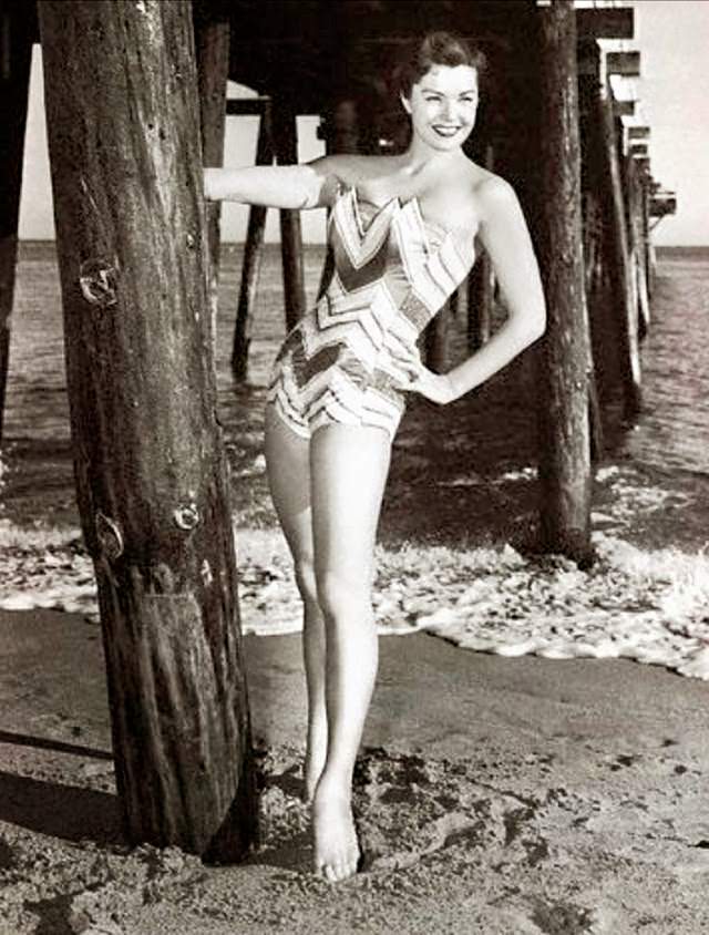 Glamorous Swimsuit Images of Esther Williams Captured in the 1940s and 1950s